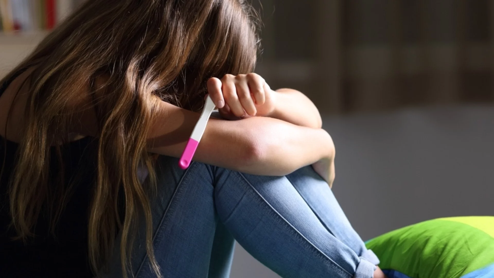 Била пребита от майка си: Млада жена занесе в полицията плода, който загуби