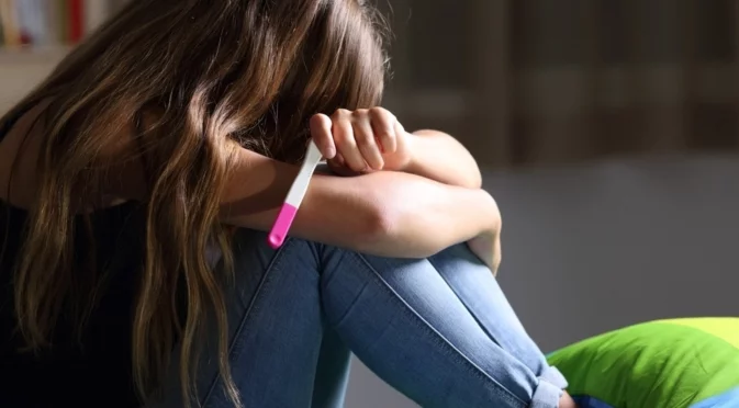 Била пребита от майка си: Млада жена занесе в полицията плода, който загуби