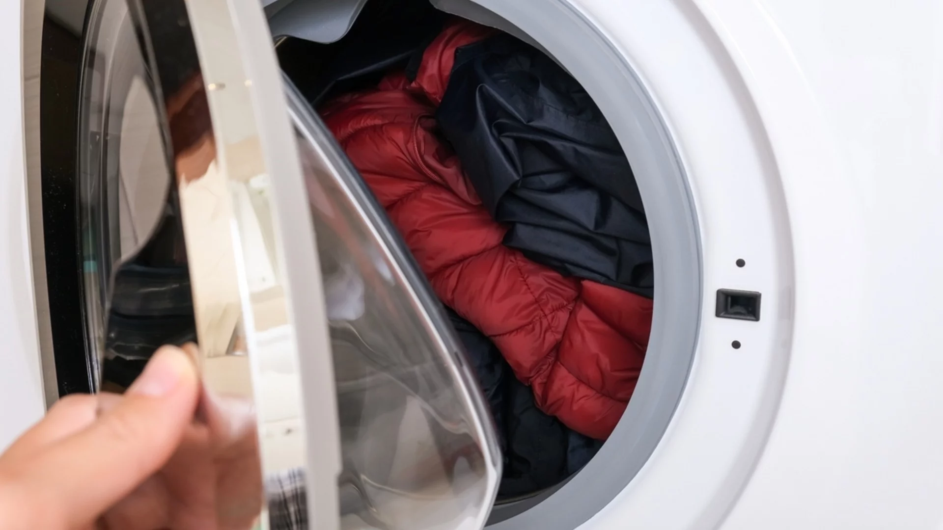 Пожарникари извадиха момиче, заклещено в пералня в Германия