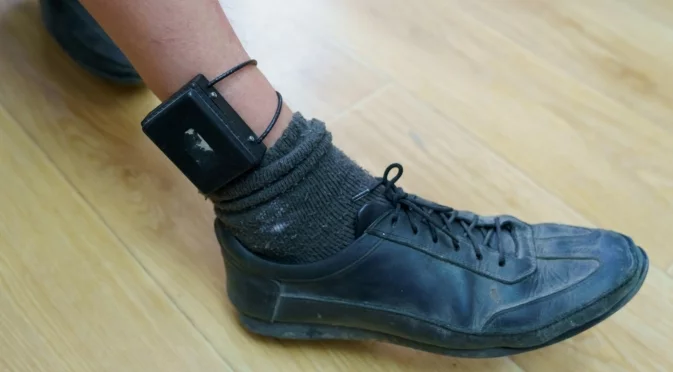 Надзирател, обвинен за вземане на подкуп, остава под домашен арест