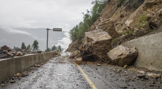 Възстановено е движението по пътя Велинград – Сърница 