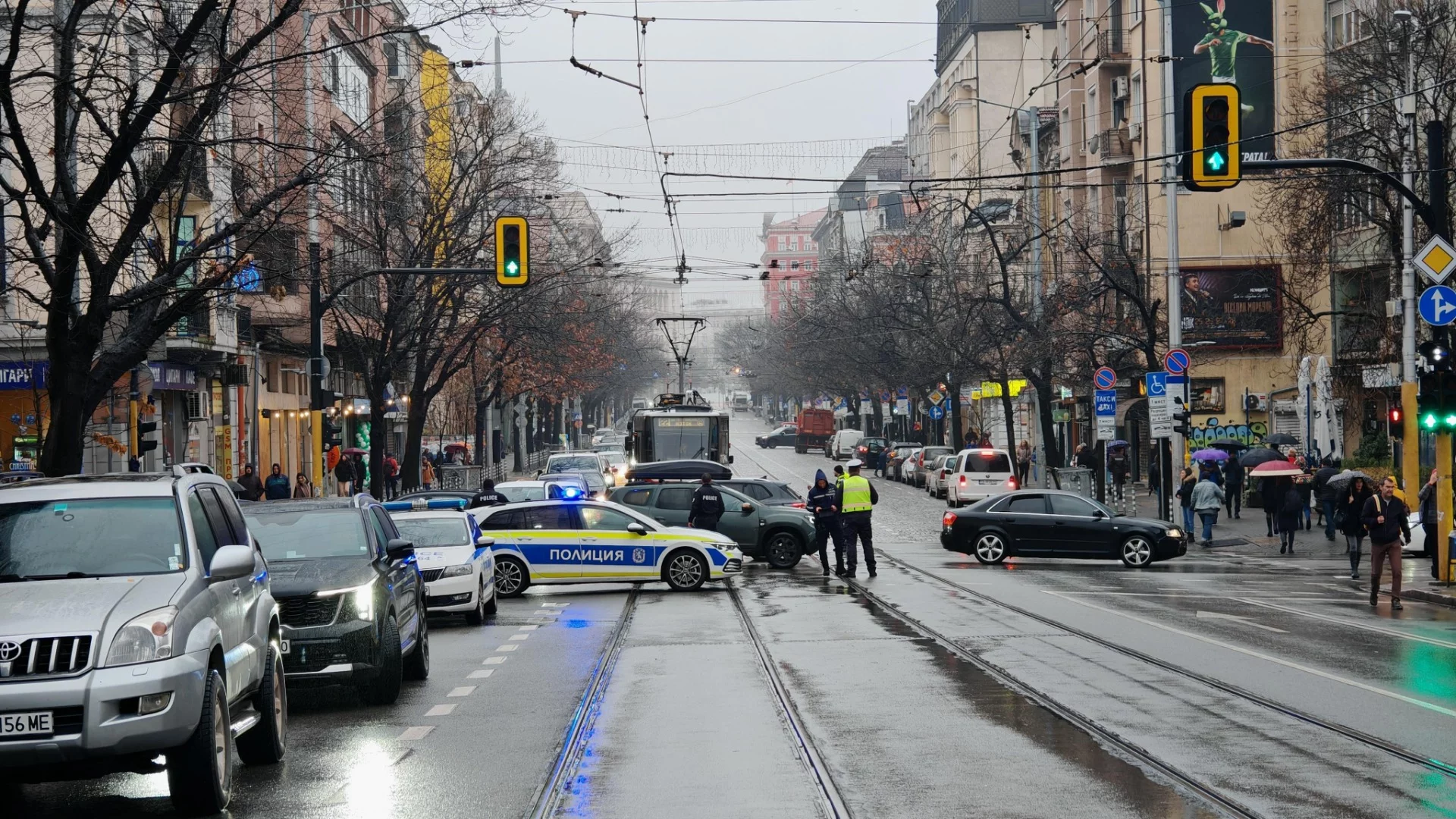 Направиха задръстване: Хора на “Величие“ блокираха с коли бул. “Дондуков“ (СНИМКИ)