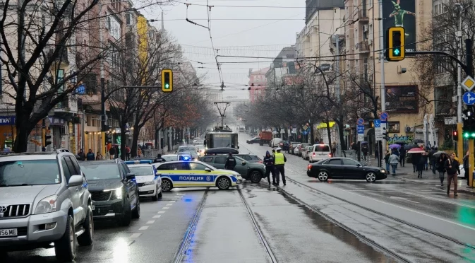 Направиха задръстване: Хора на “Величие“ блокираха с коли бул. “Дондуков“ (СНИМКИ)