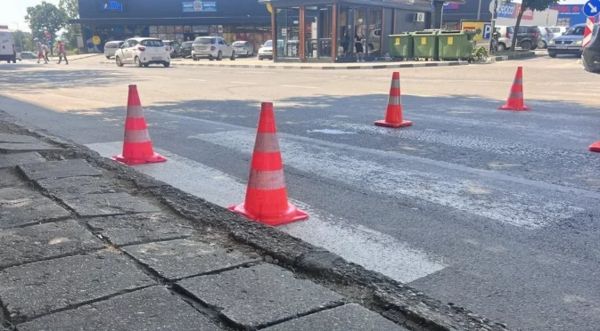 Джип блъсна момче и момиче на пешеходна пътека