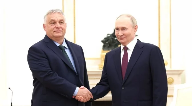 Ден след като Путин отказа мир в Украйна, "миротворецът" Орбан стисна ръката му за 14-и път (ВИДЕО)