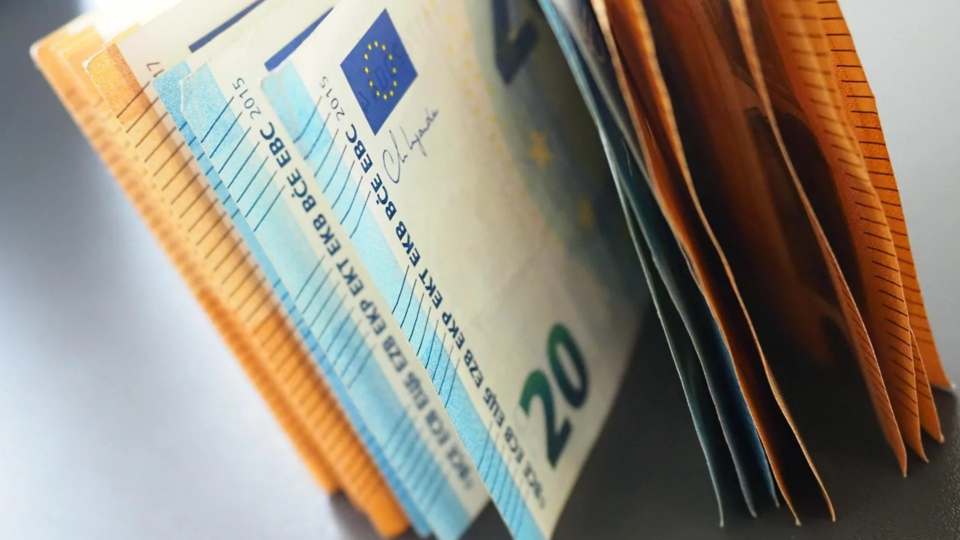 Еврото приключва седмицата в нова посока спрямо долара