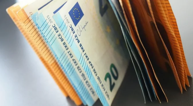 Еврото приключва седмицата в нова посока спрямо долара