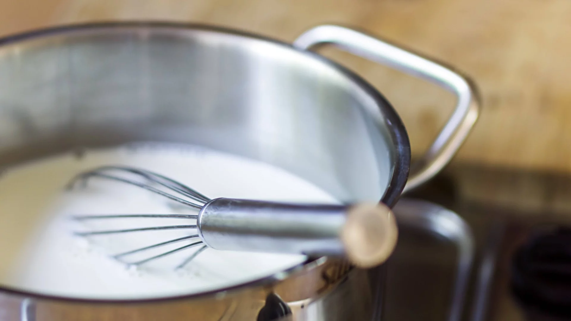 Как да предотвратим кипенето на мляко, като сложим дървена лъжица върху тенджерата
