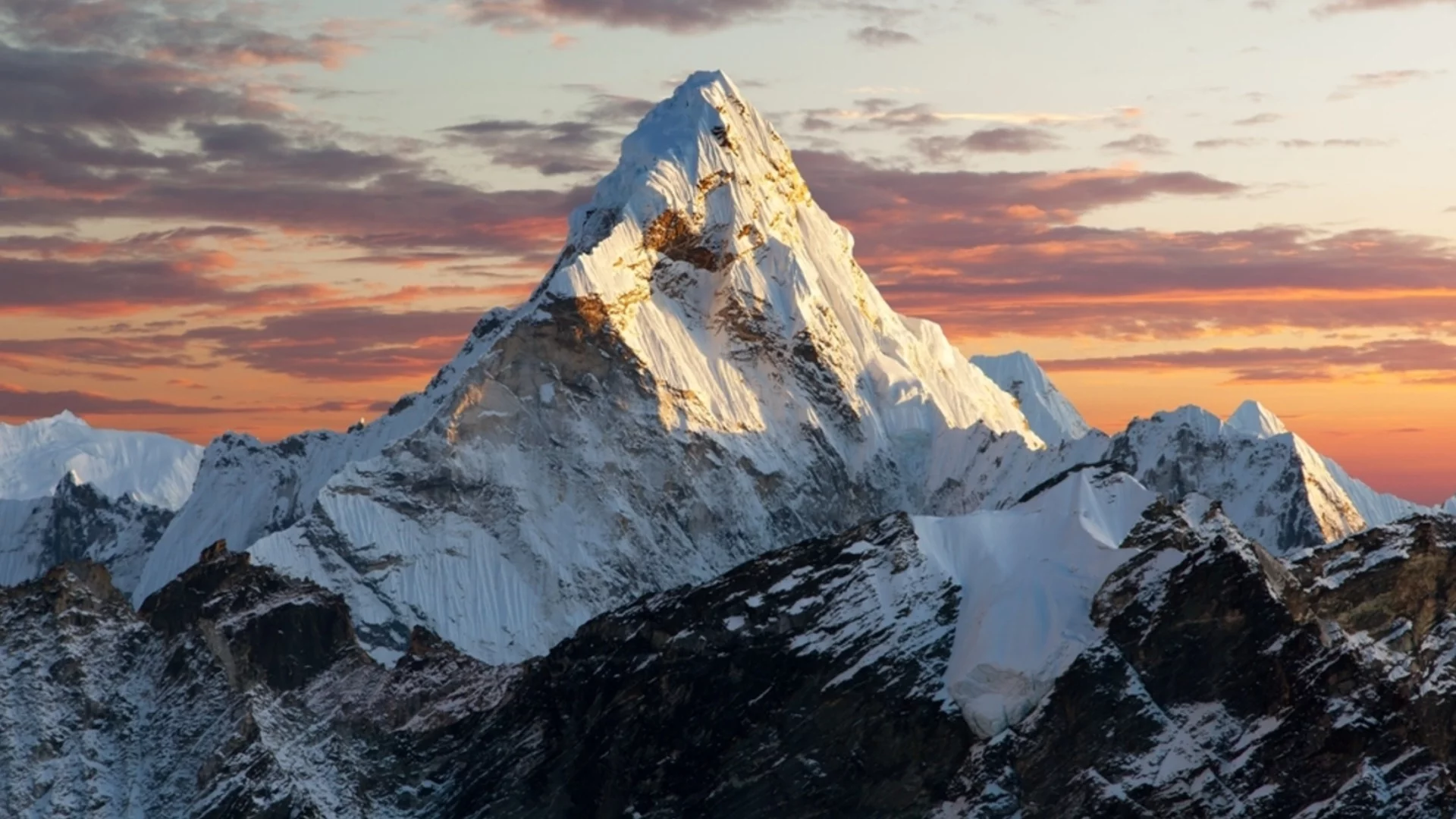 Учени откриха колосални подземни структури, по-високи дори от Еверест