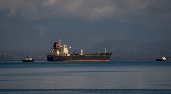 "Атакуват ни с дронове": Втори танкер гори в Черно море (ВИДЕО)