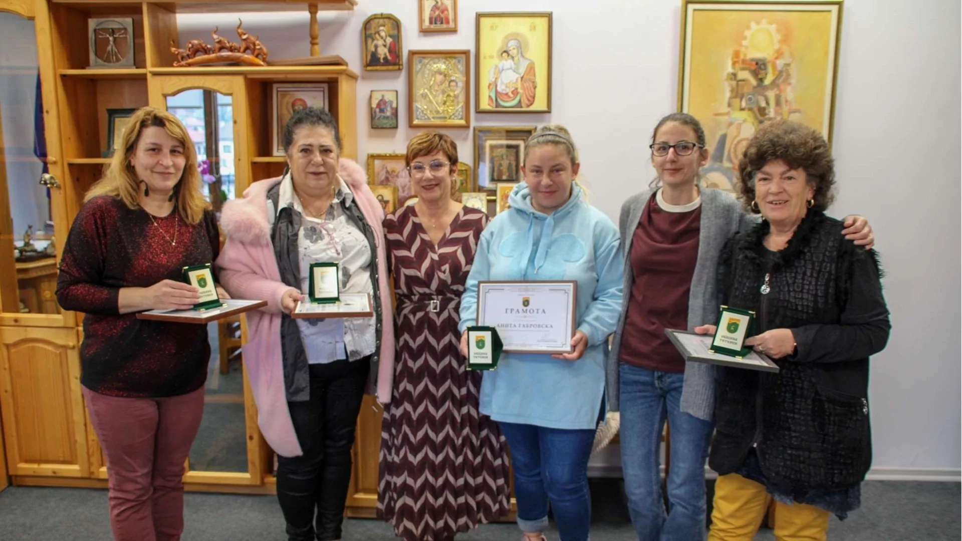 Наградиха директорите на социалните услуги в Тетевен за техния принос през годините