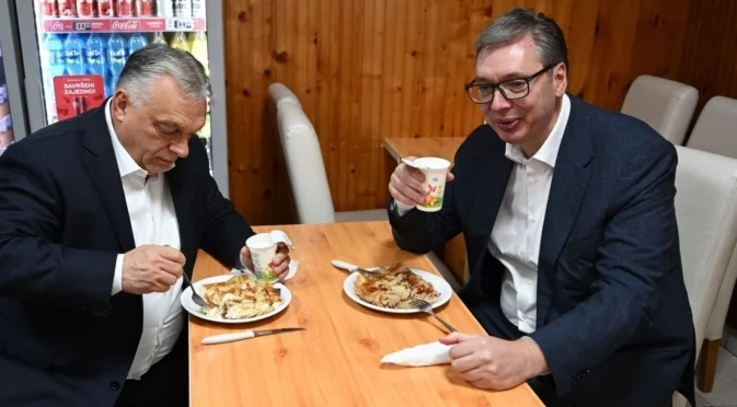 Вижте гладния Орбан в компанията на Вучич преди визитата му в Москва (СНИМКИ)