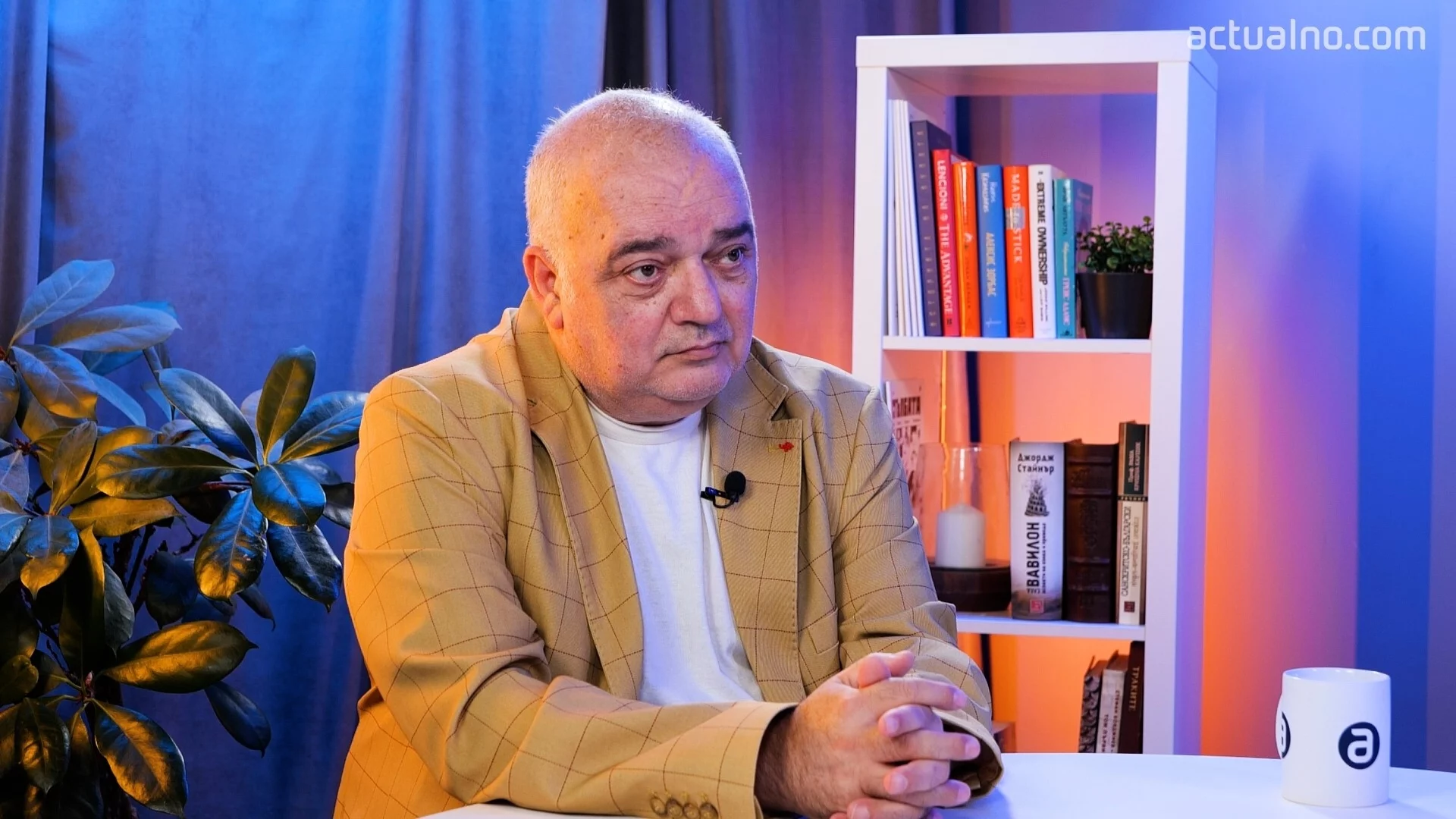 "Борисов се усети в менгеме и затова изтегли бюджета": Говори ли му Пеевски през посредник?