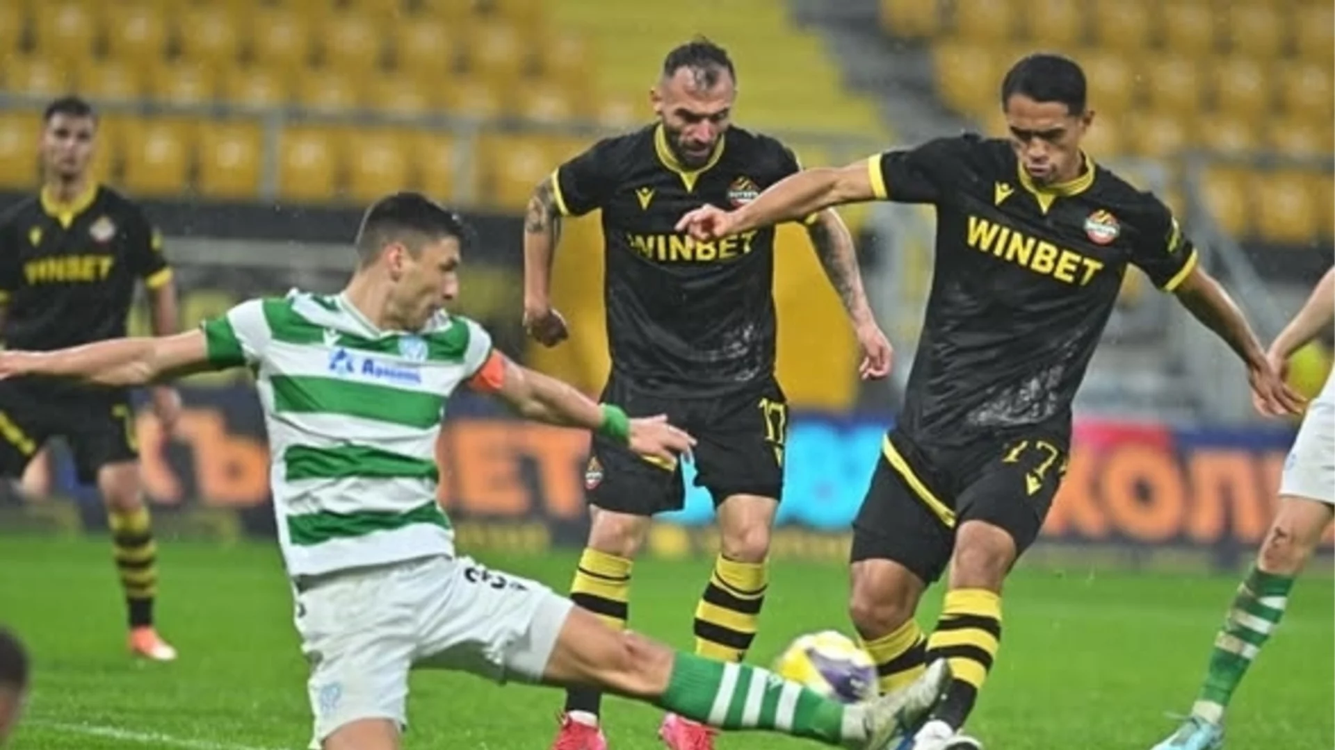 Ефектът "Херо"! Ботев Пловдив излъга Черно море в титаничен треньорски сблъсък