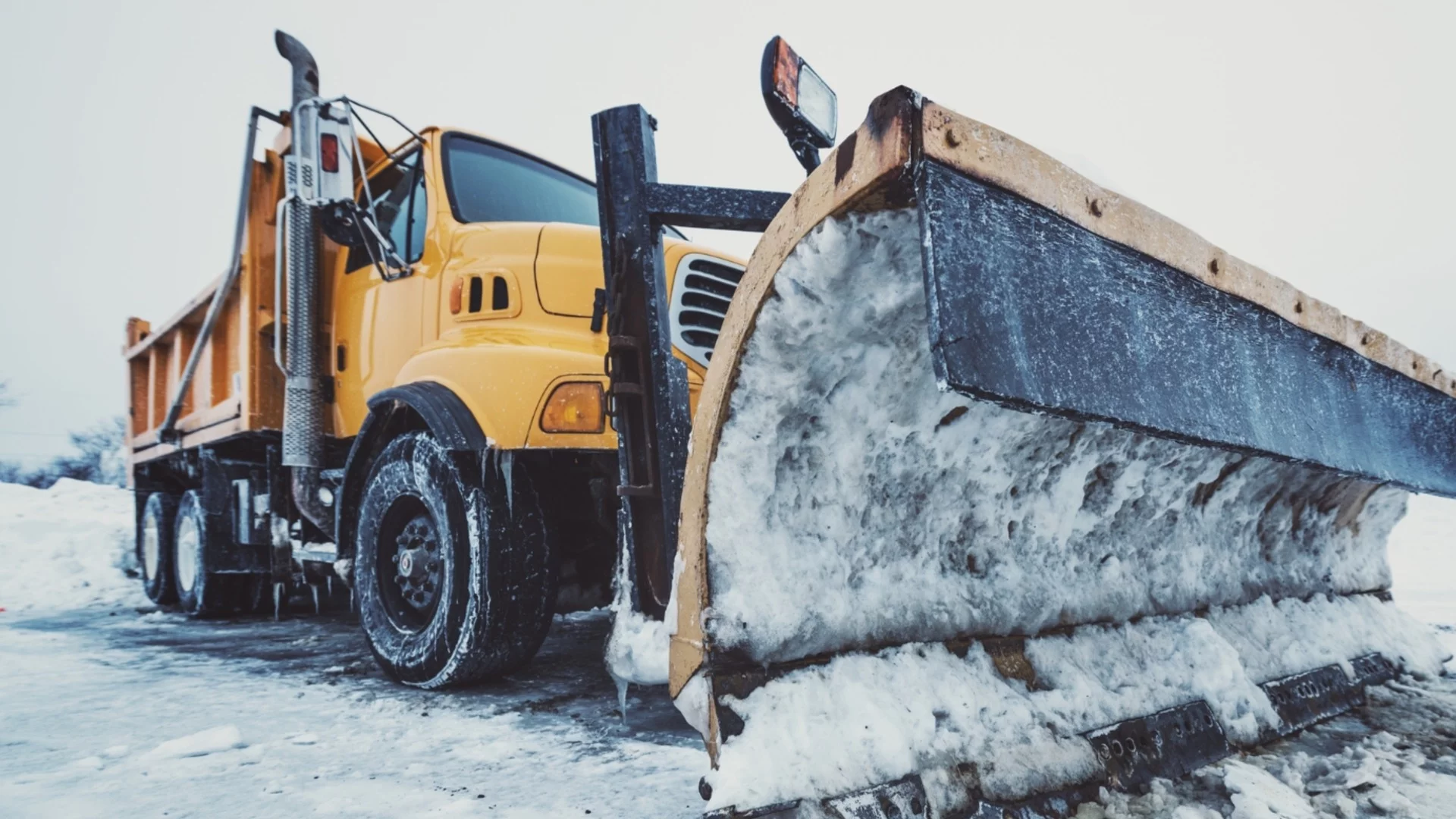 Закъсали автомобили заради снеговалеж в Смолянско