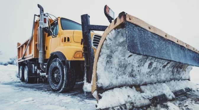 Закъсали автомобили заради снеговалеж в Смолянско