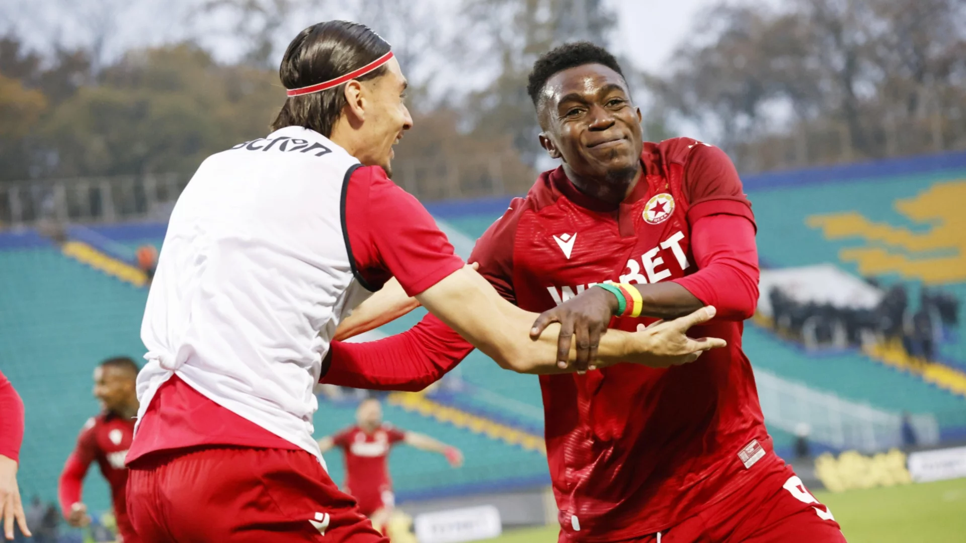 Ето'о, усмихнат до уши, изненада с избора си за свой най-красив гол, Янев остана здраво стъпил на земята