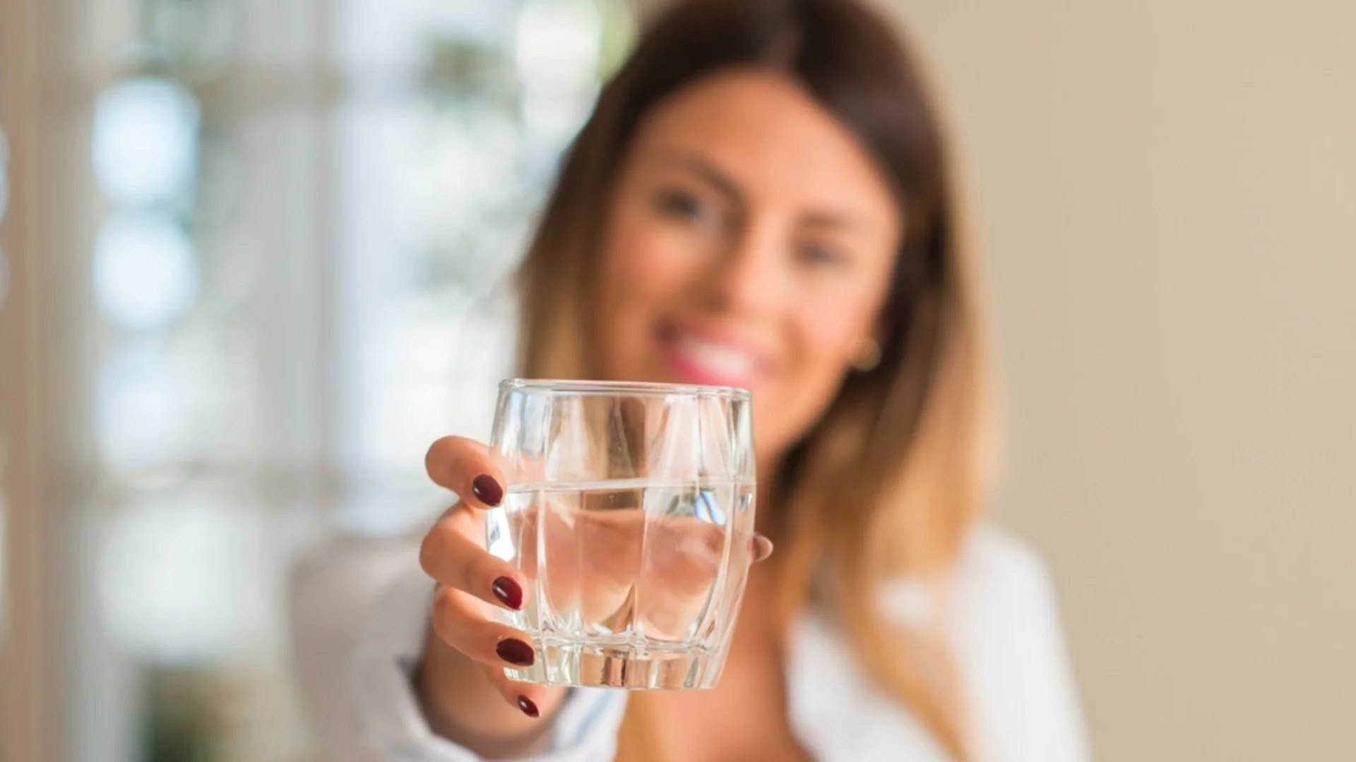 Мит или истина - трябва ли да седите, докато пиете вода?