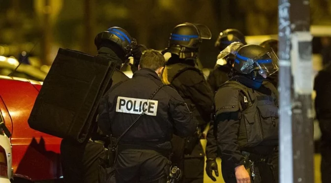 Напомня за "Шарли Ебдо": Евакуираха журналистите от френска телевизия (ВИДЕО)