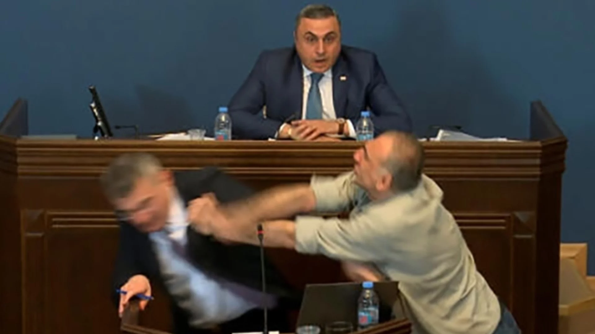 Грузински политик се би с полицаи, влезе маскиран в правителствена сграда и пробва да я подпали (СНИМКА, ВИДЕО)