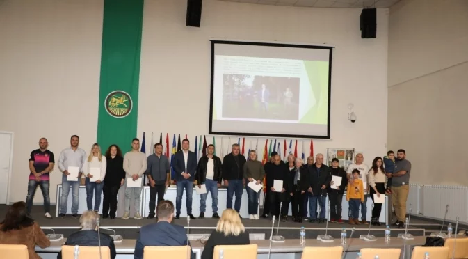 Кметът на Стара Загора връчи договори за дарения на загубилите дома си при пожара на "Седми километър"