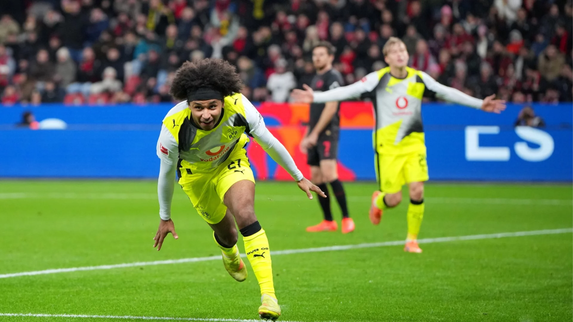 Борусия Дортмунд взе дербито в Бундеслигата, Байерн Мюнхен избухна в края за обрат