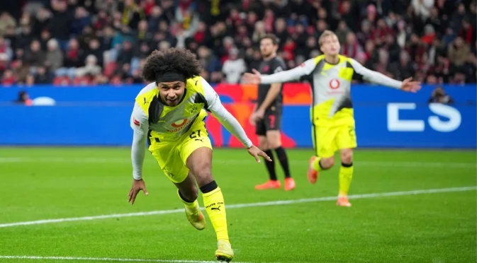 Борусия Дортмунд взе дербито в Бундеслигата, Байерн Мюнхен избухна в края за обрат