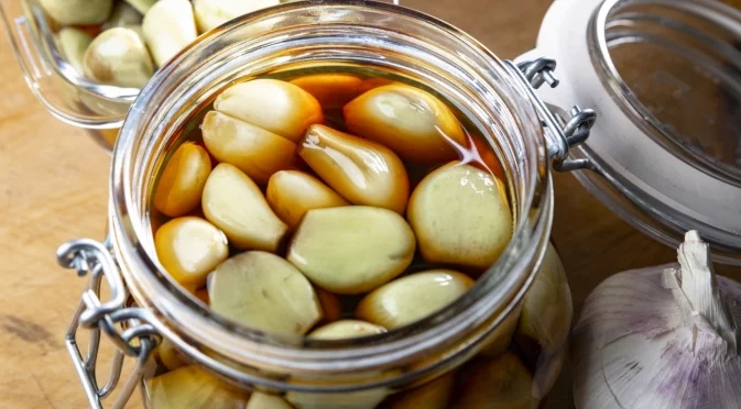 Може ли чесънът да замести водата за уста? Учените ги сравниха, резултатите са изненадващи