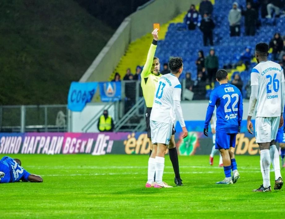 7 е добро число! Червен картон, комичен автогол и снаряд помогнаха на Левски за разгром в Първа лига (ВИДЕО)