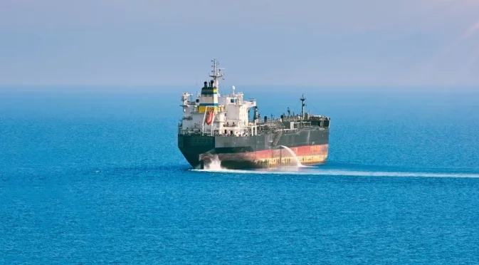 Петролен разлив в Босфора заради поразен от украински дронове танкер от сенчестия руски флот (СНИМКИ, ВИДЕО)