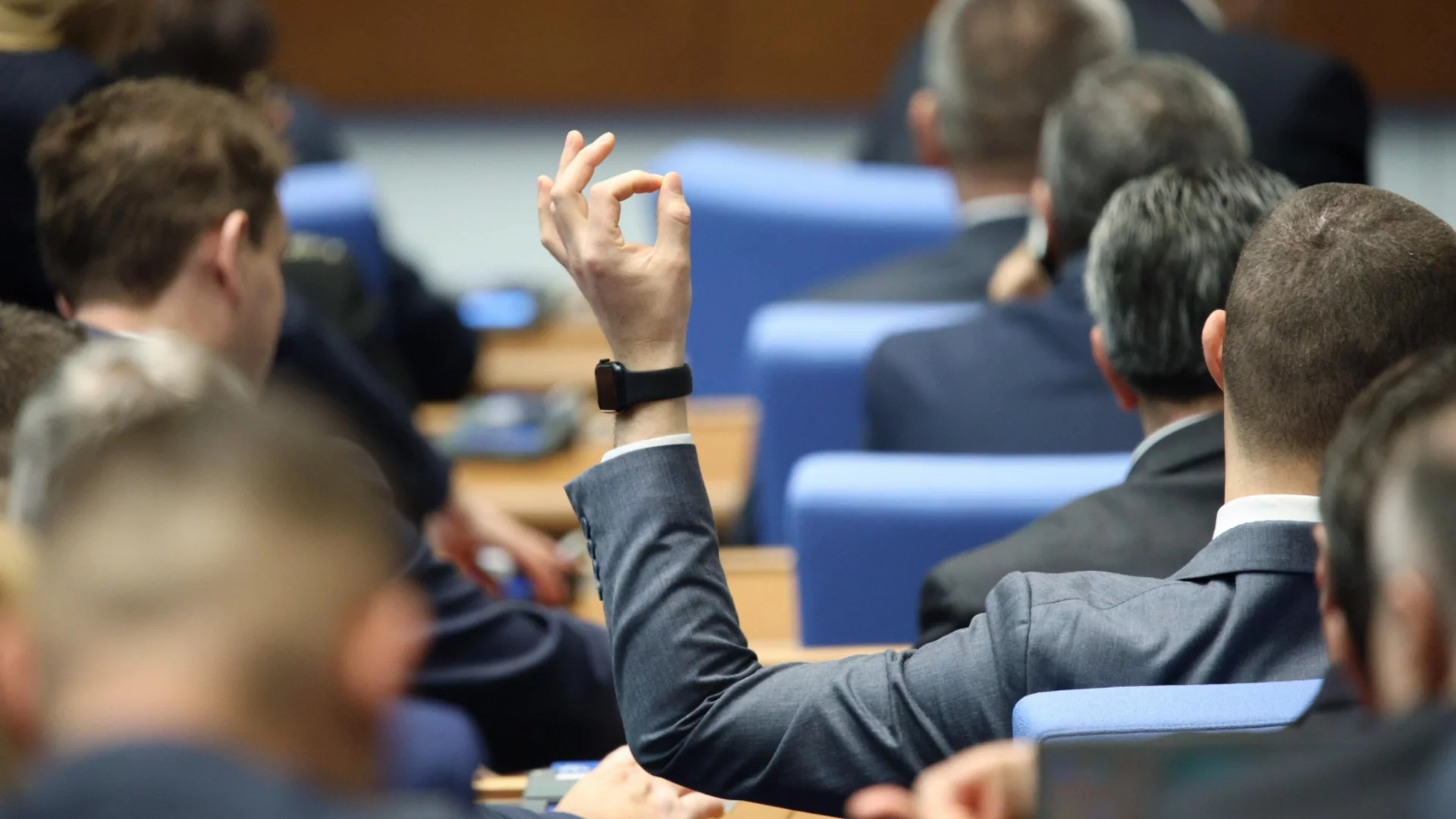 Парламентарна хватка: С "оттеглянето" на бюджета блокират депутатите да правят предложения за промени