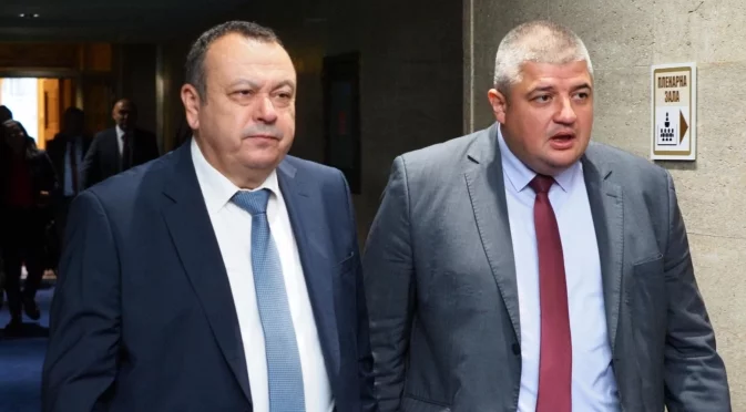 "Грешка от прекаляване": Изтръгнатият микрофон на Асен Василев докара още хиляди на протеста