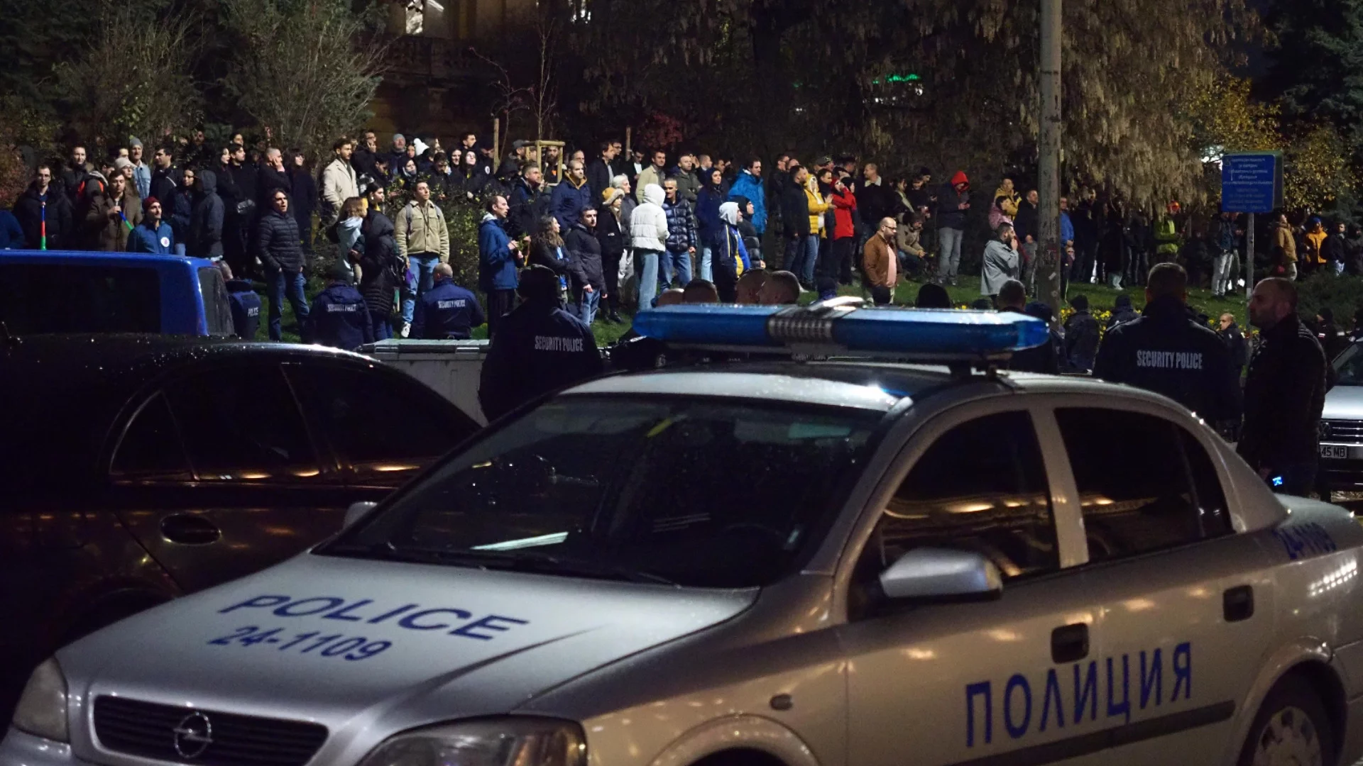 "Очаквам полицията да атакува всеки момент": Провокатори мятат бомбички по МВР пред централата на ДПС (ВИДЕО)