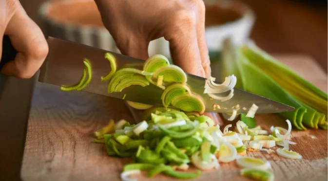 Трик за по-ароматен праз – запечете го леко преди да го добавите към ястието