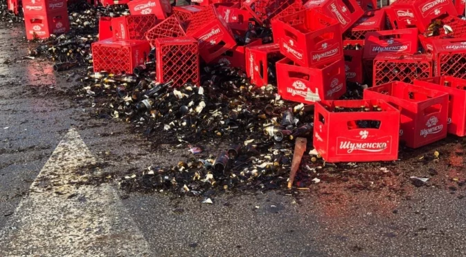 Целият път в стъкла: Камион разсипа бутилки край София