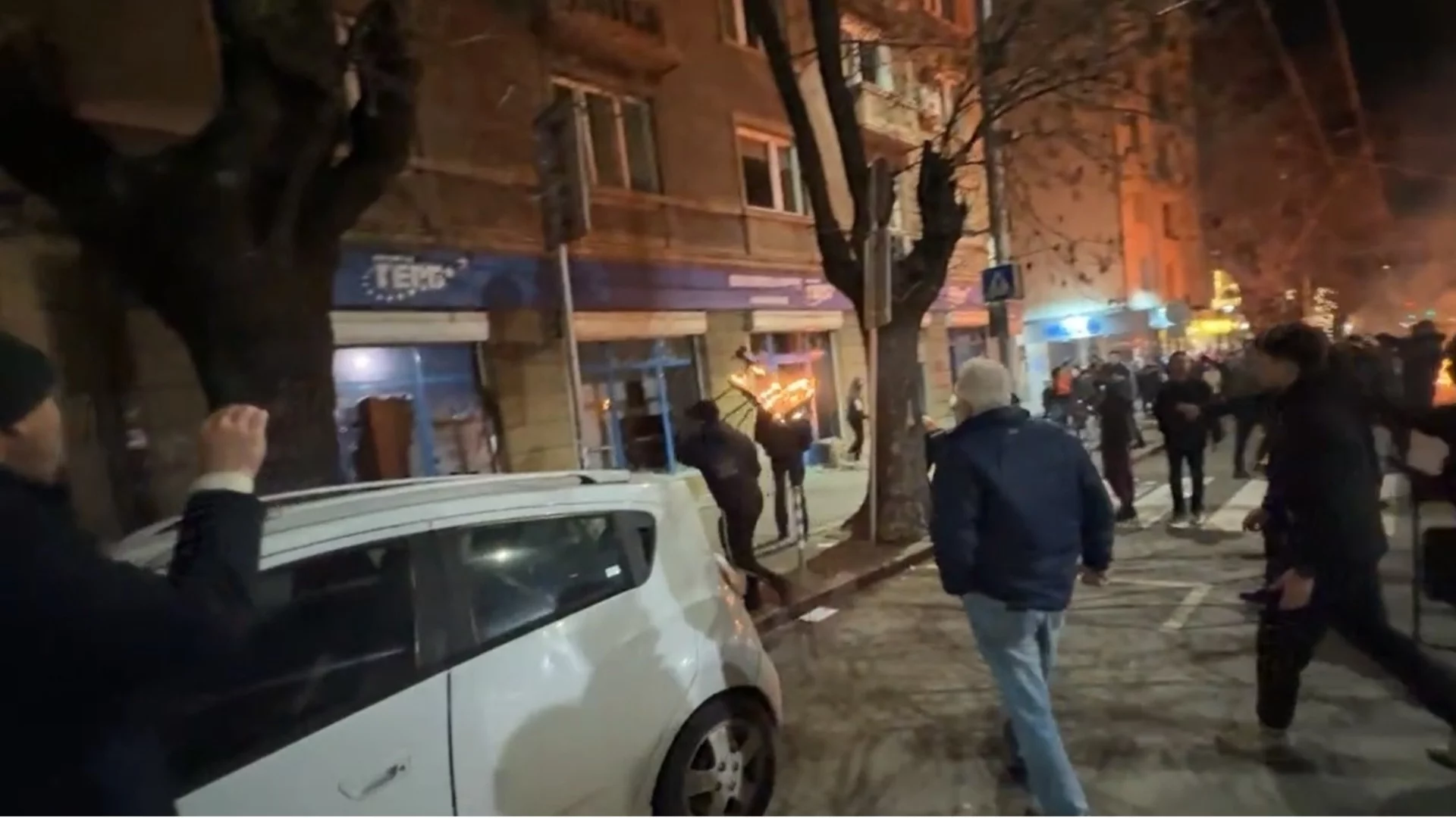 Хулигани подпалиха клуб на ГЕРБ в жилищна сграда