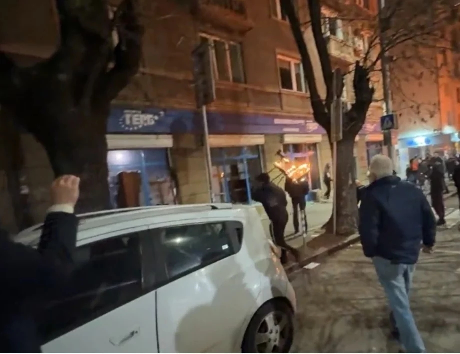Хулигани подпалиха клуб на ГЕРБ в жилищна сграда (ВИДЕО)