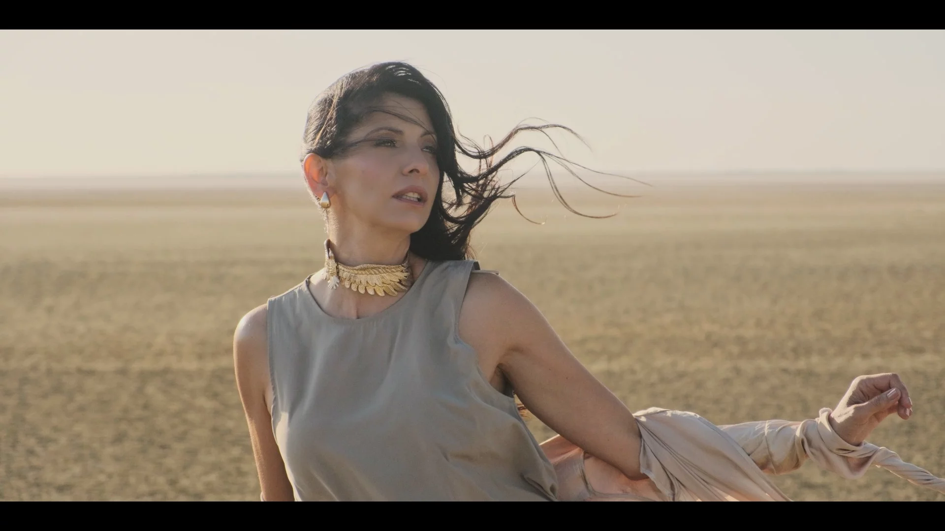 Жени Лечева представя новата си самостоятелна песен "Лавина" (ВИДЕО)