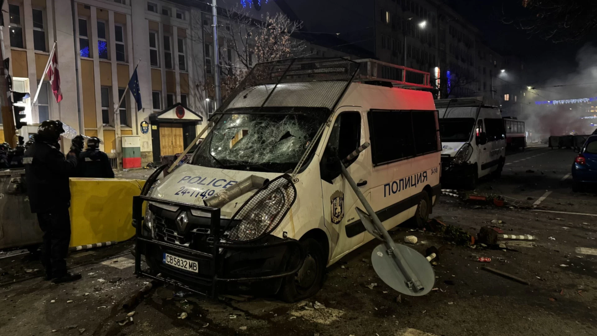 Погром, палежи, потрошен офис на ГЕРБ: Провокатори опорочиха протеста срещу Бюджет'26 в София (ОБЗОР)