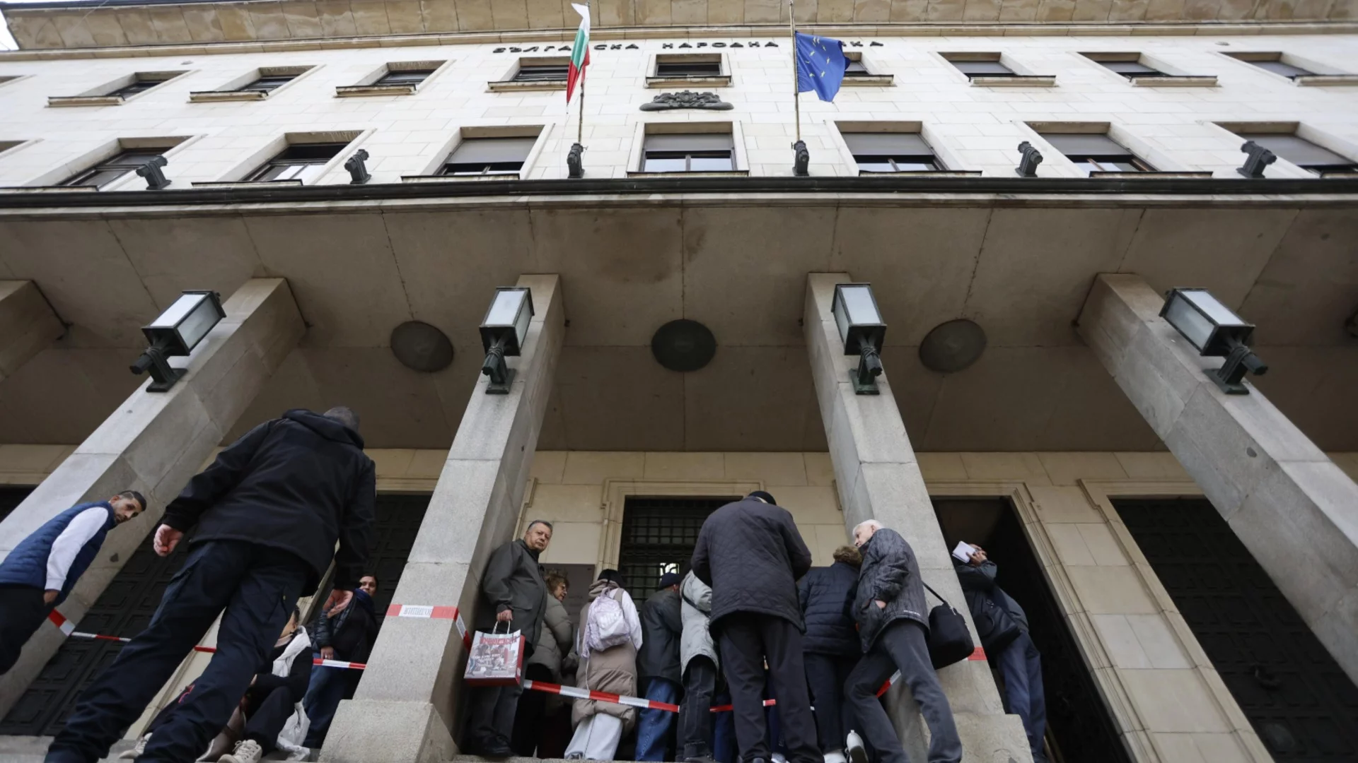 Нетърпеливи: Опашка пред БНБ за стартови пакети евро