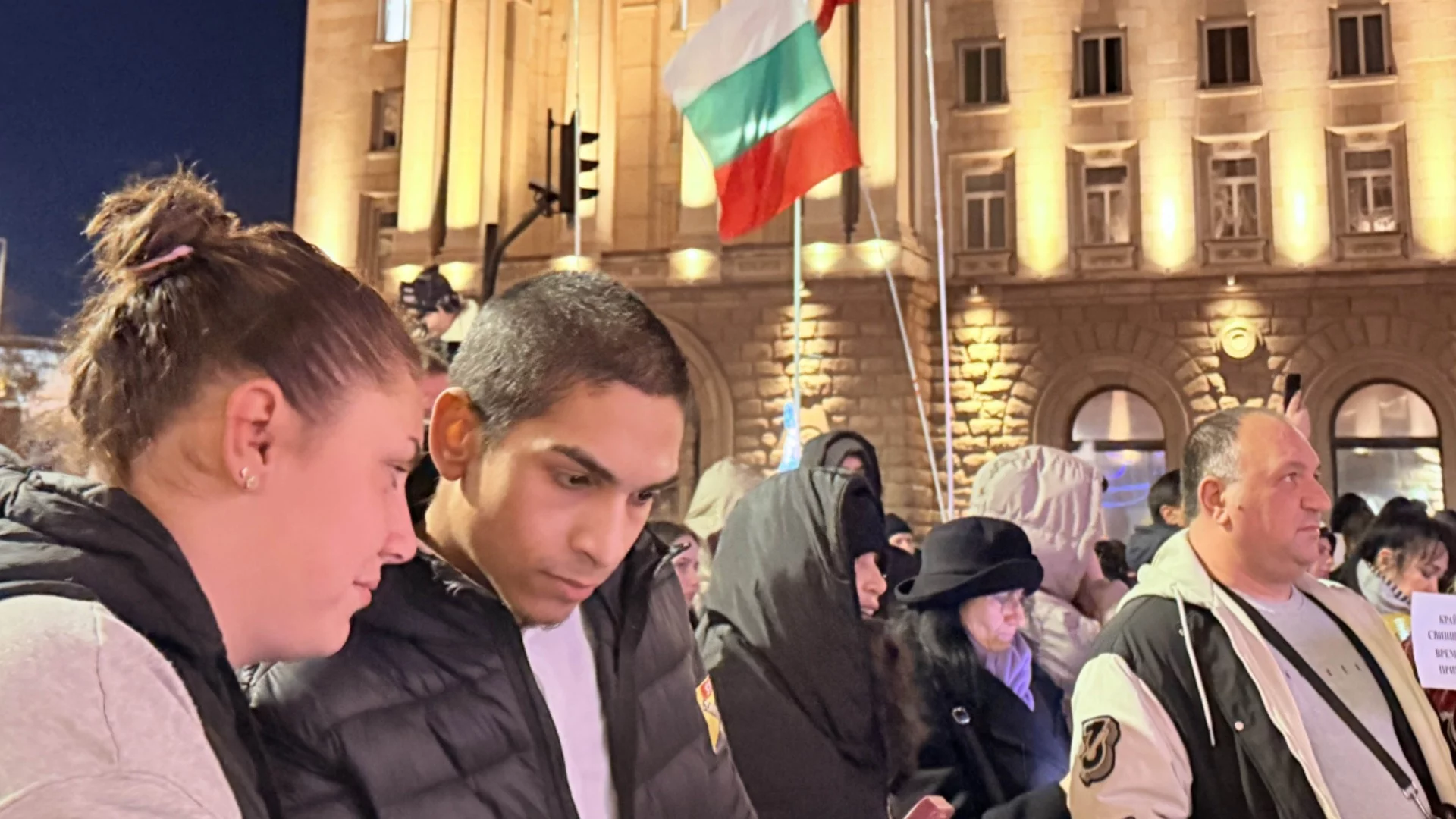 "Който не скача - е прасе": Из лозунгите на протеста в София (ВИДЕО)