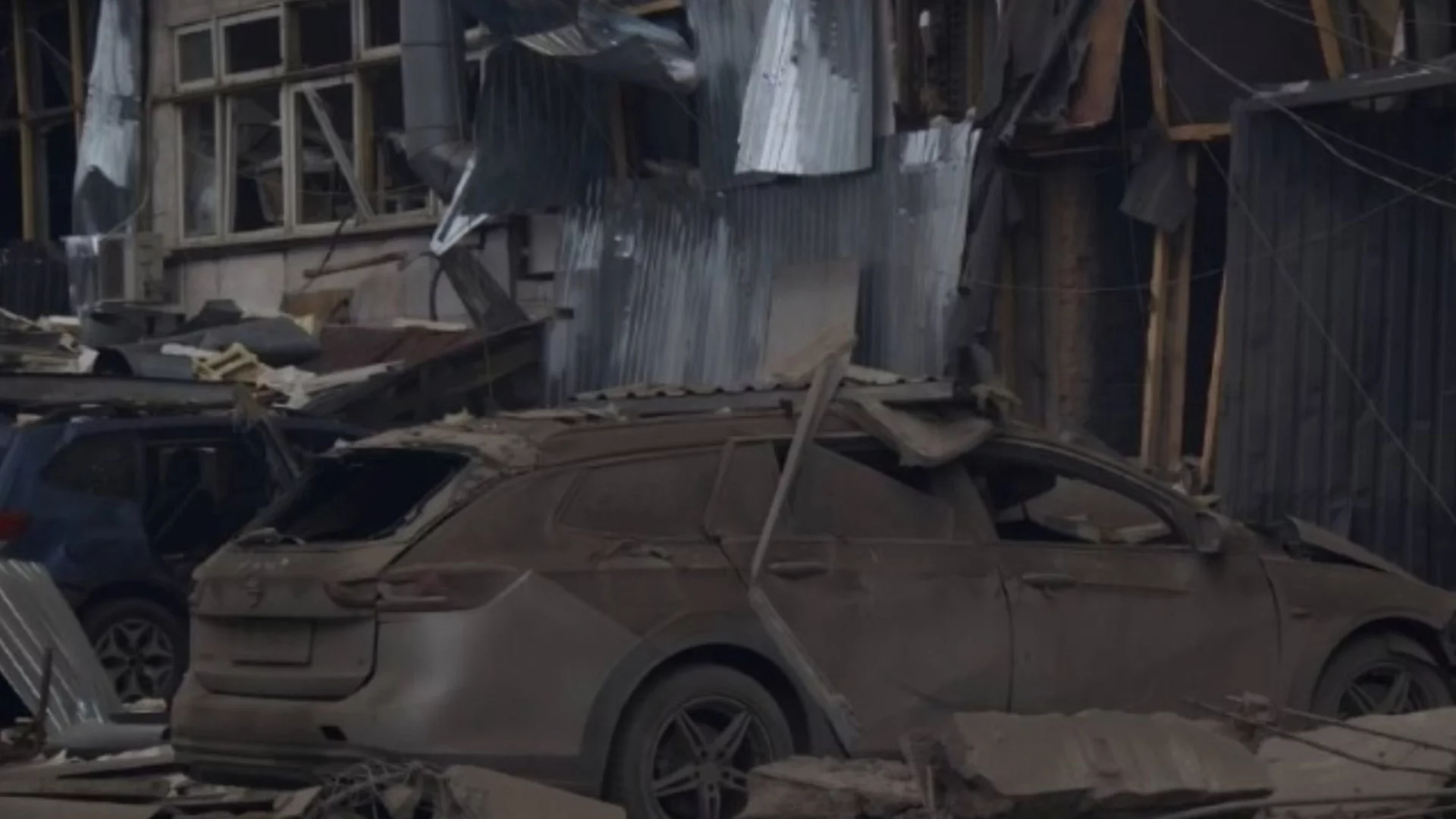 Поредна руска ракета уцели жилищен блок в Украйна. Тече преброяване на загиналите и ранените (ВИДЕО)