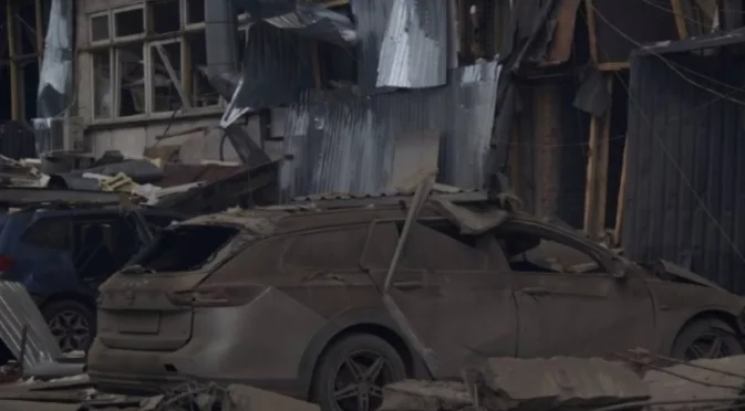 Поредна руска ракета уцели жилищен блок в Украйна. Тече преброяване на загиналите и ранените (ВИДЕО)