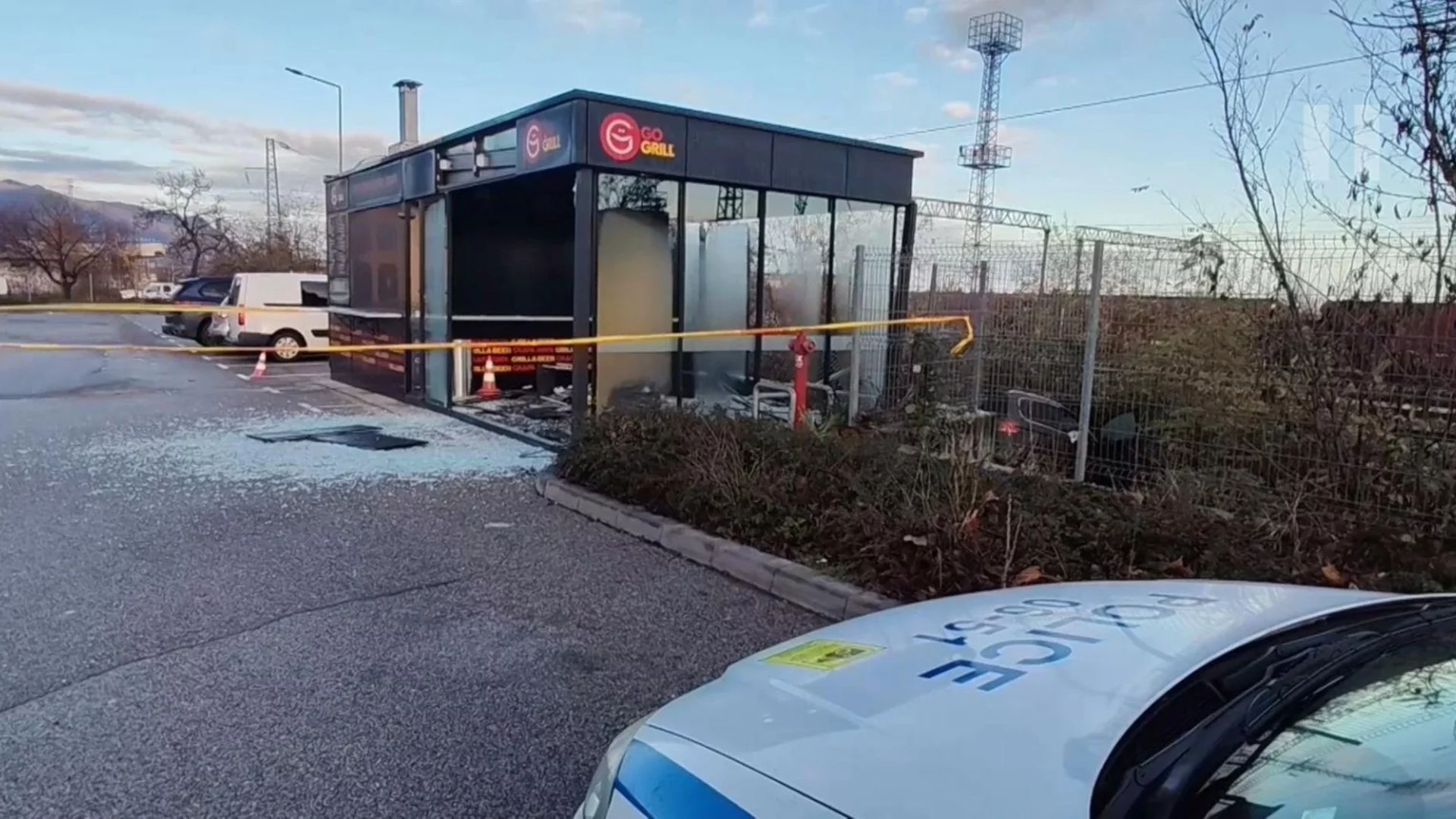 Автомобил влетя в заведение, има пострадали (СНИМКИ)