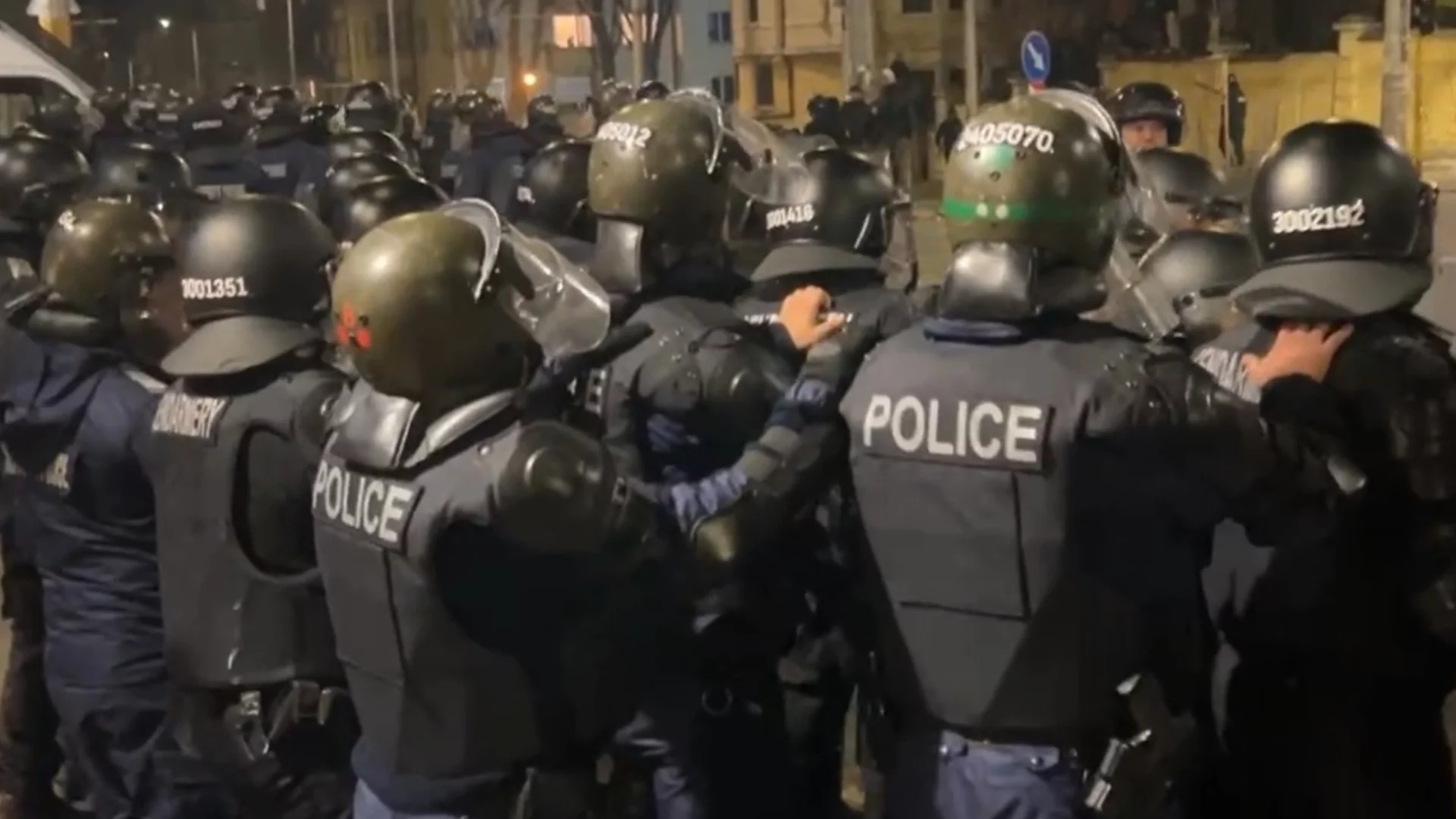 Полицията тръгна с палките и щитовете напред: Погром с протеста при централата на ДПС (ВИДЕО)