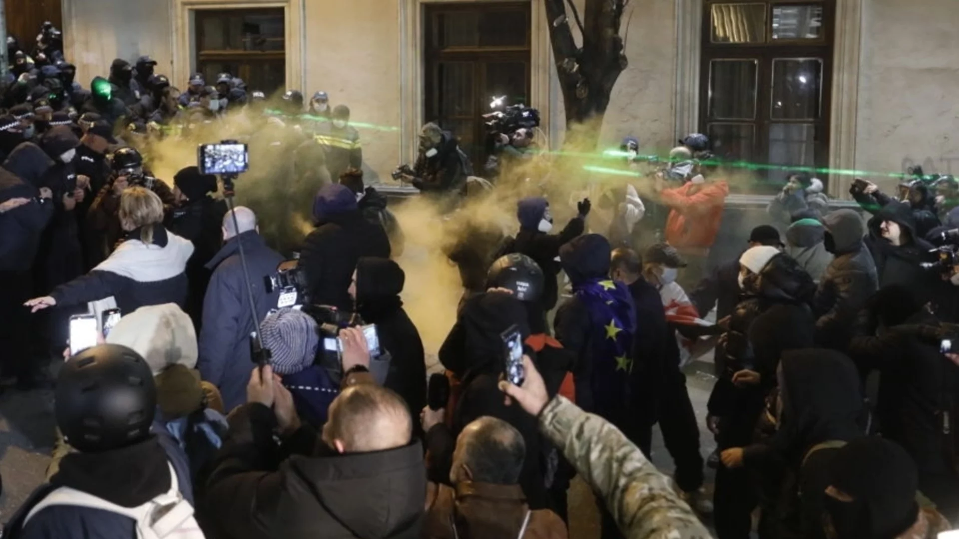 "Нещо се готви": Протестиращите с инструкции какво да носят срещу сълзотворен газ