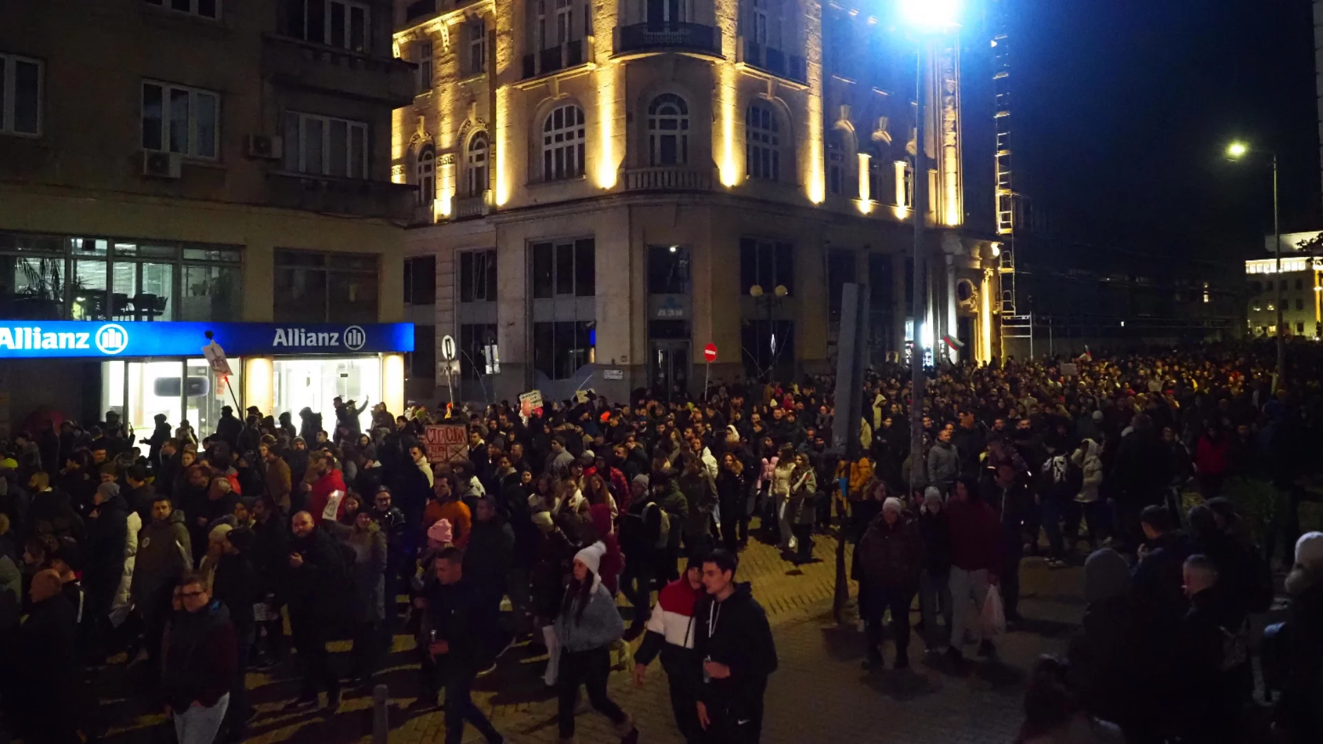 Полицията тръгна с палките и щитовете напред: Погром с протеста при централата на ДПС (ВИДЕО)