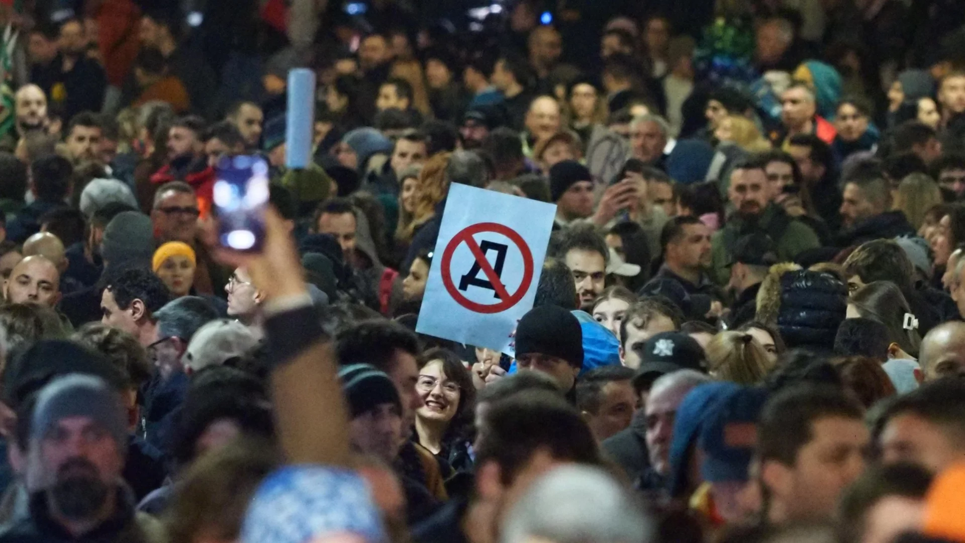 "По заповед на Пеевски": Барети, водно оръдие и опит за силово прекратяване на протеста довечера? (СНИМКИ и ВИДЕО)