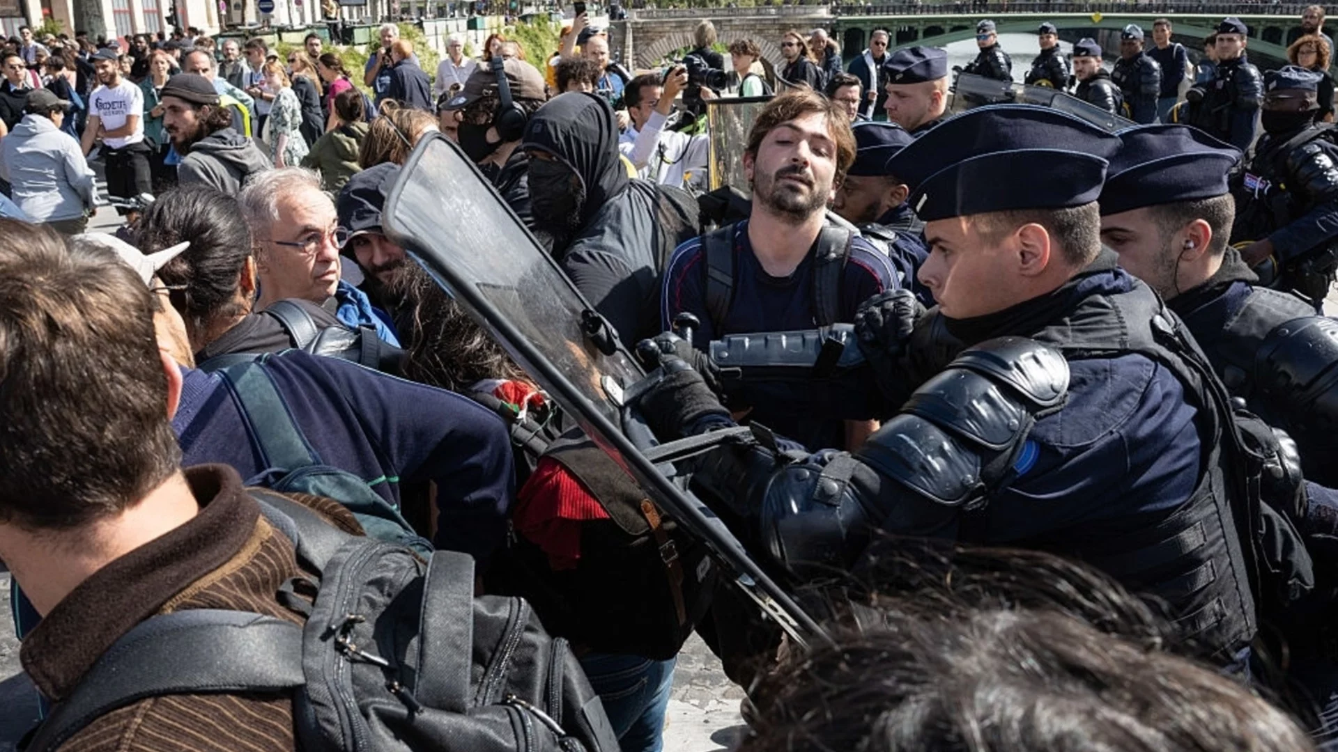 И Франция като нас, но както си трябва: Протести, стачки и блокади срещу бюджета