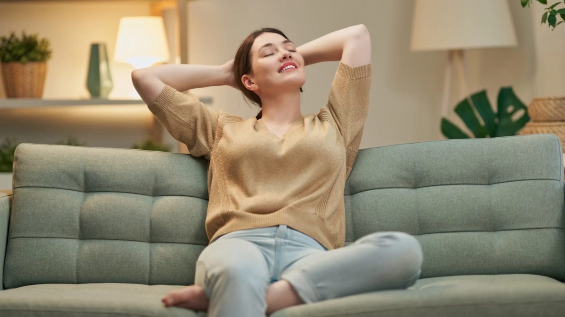 Идеи за обзавеждане на хол със секции, тв шкафове и масички